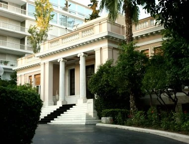 Το Μαξίμου βρήκε θετική την δημοσκόπηση του ΣΚΑΪ παρά το ότι φέρεται να υπολείπεται της ΝΔ κατά 12 μονάδες!